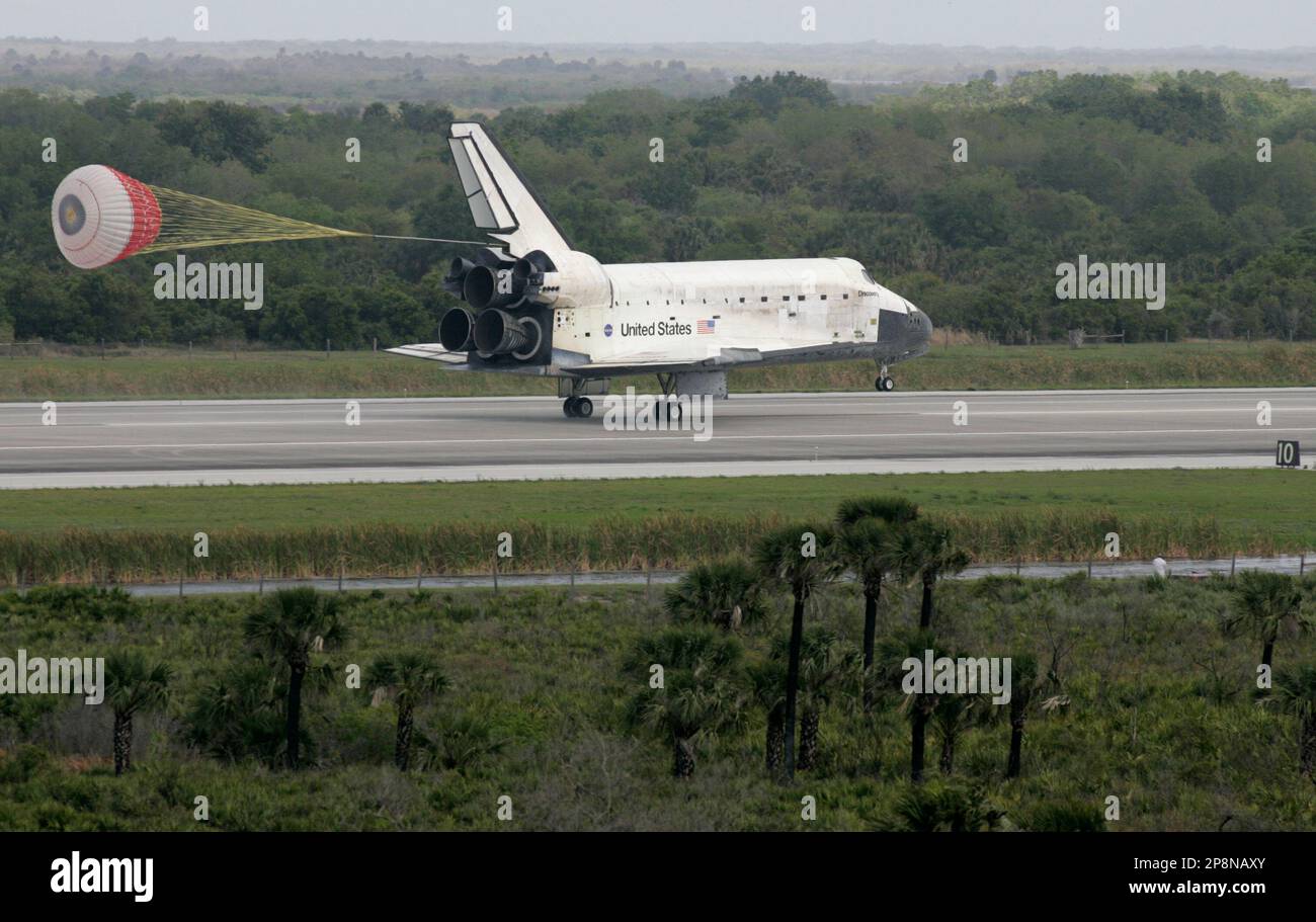Space shuttle Discovery lands at Kennedy Space Center in Cape Canaveral ...