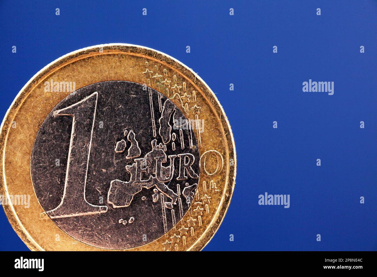 Hintergrund Mit Euro-Banknoten. 1 Euro Auf Dem Hintergrund Des Geldes. Eine  Euro-Münze. Ansicht Von Oben Lizenzfreie Fotos, Bilder und Stock  Fotografie. Image 143187514.