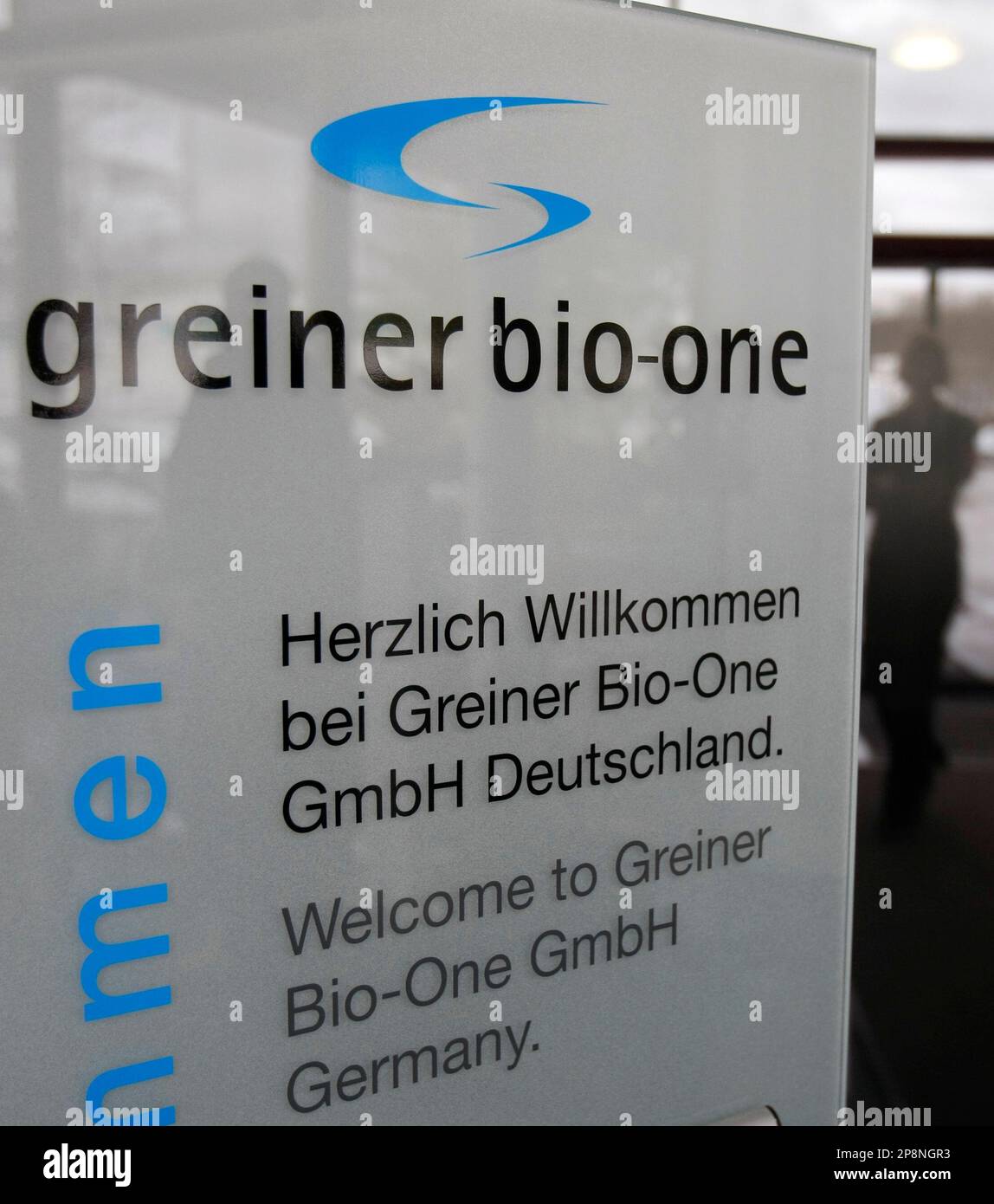 Das Firmenlogo der Greiner bioone GmbH ist am Freitag, 27.Maerz 2009, am Eingang der