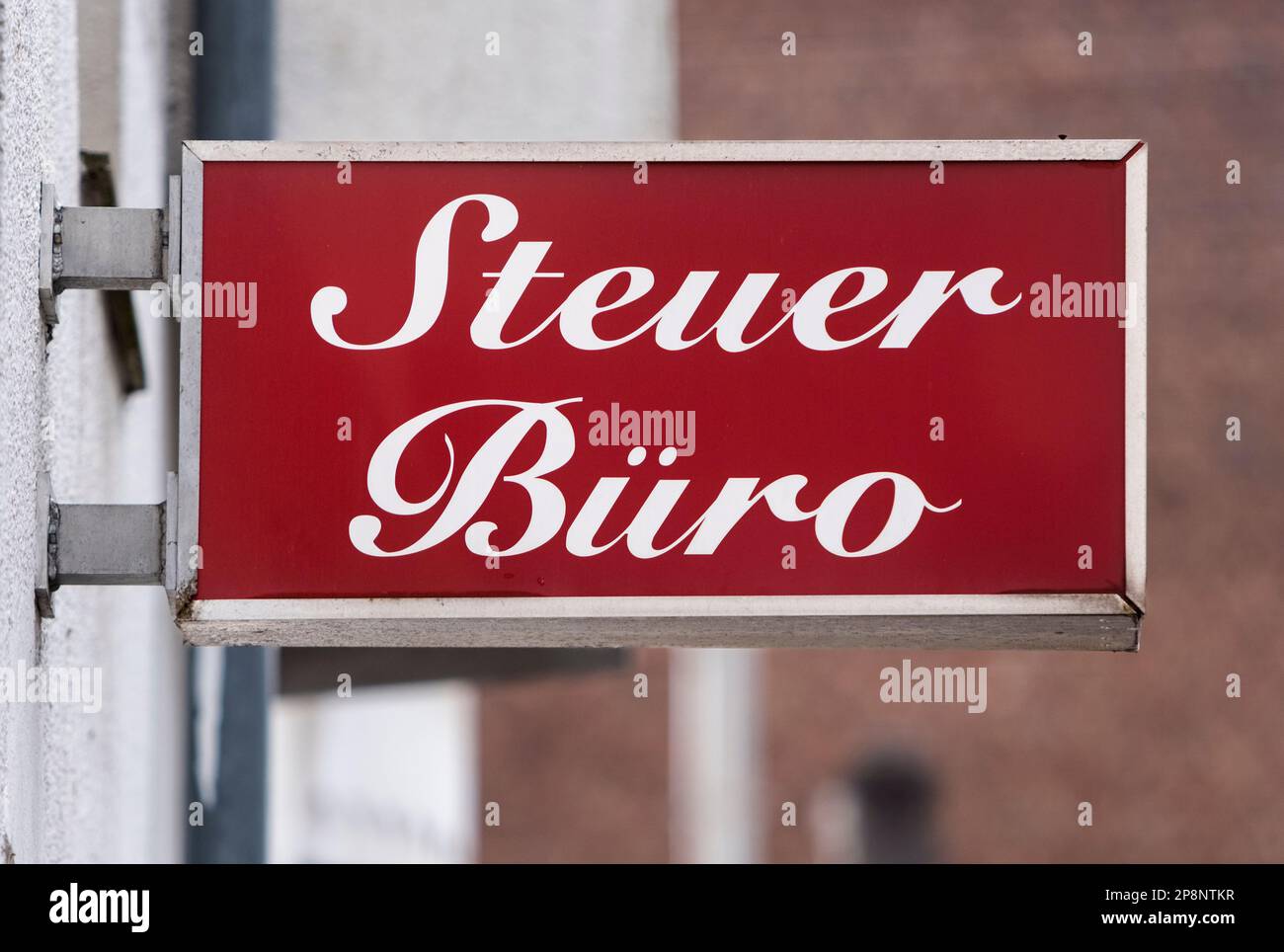 Schild Steuerbüro im Kölner Stadtteil Nippes Signboard tax office in