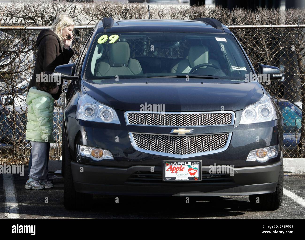 Laura and Jerry Mulvihill of Alsip, Ill., looks inside a Chevy Traverse