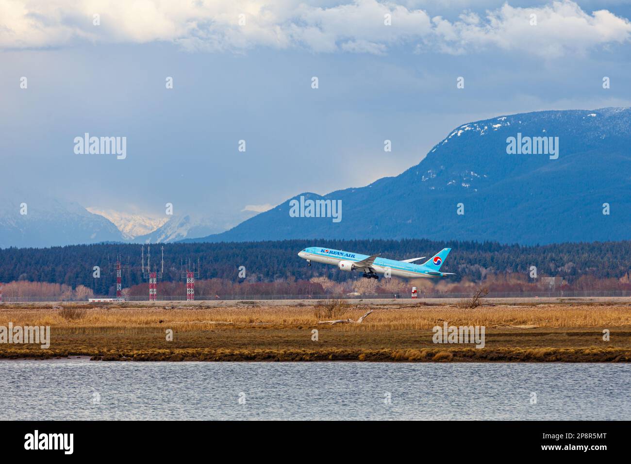 Korean Airlines jet departing Vancouver International Airport Stock Photo