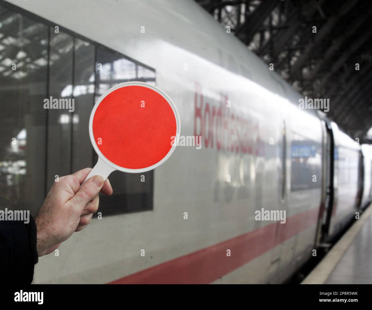 ** ARCHIV ** Ein Schaffner der Deutschen Bahn haelt am Hauptbahnhof in