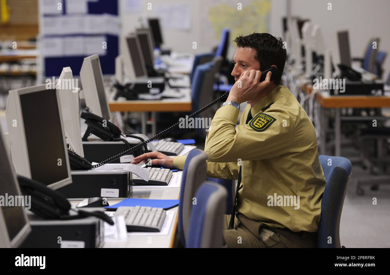 **ARCHIV** Ein Polizeibeamter sitzt am Mittwoch, 4. Maerz 2009, in