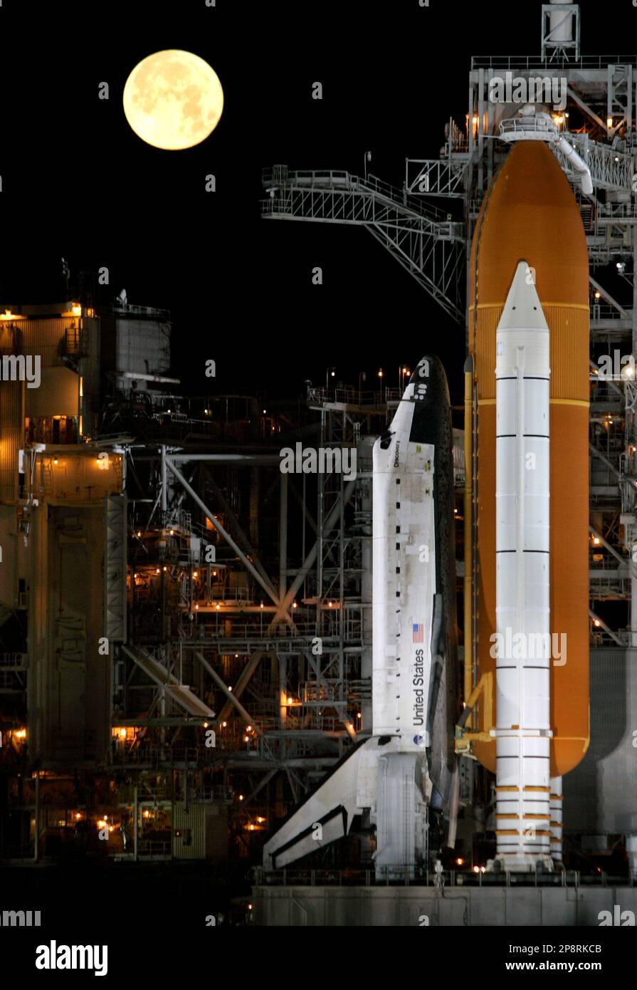Space shuttle Discovery stands ready at pad39a in the early morning ...