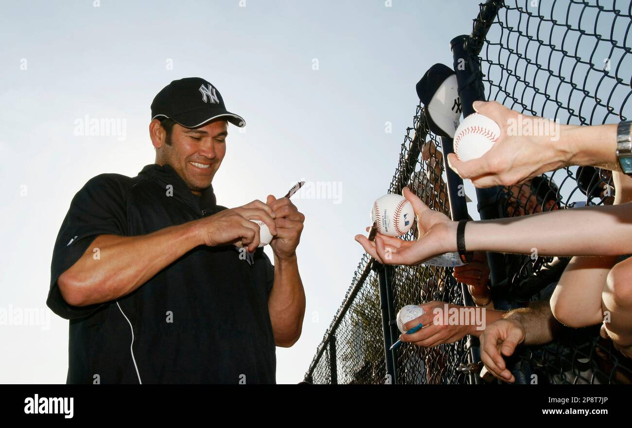 New York Yankees outfielder Johnny Damon (R) jumps on the pile as