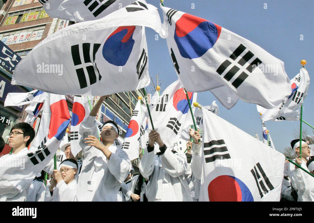 South Korean Students Wearing Traditional Korean Costumes March As They ...