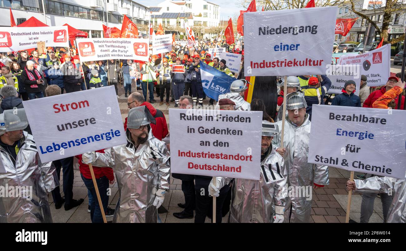 Meitingen, Germany. 09th Mar, 2023. Steelworkers demonstrate at a rally