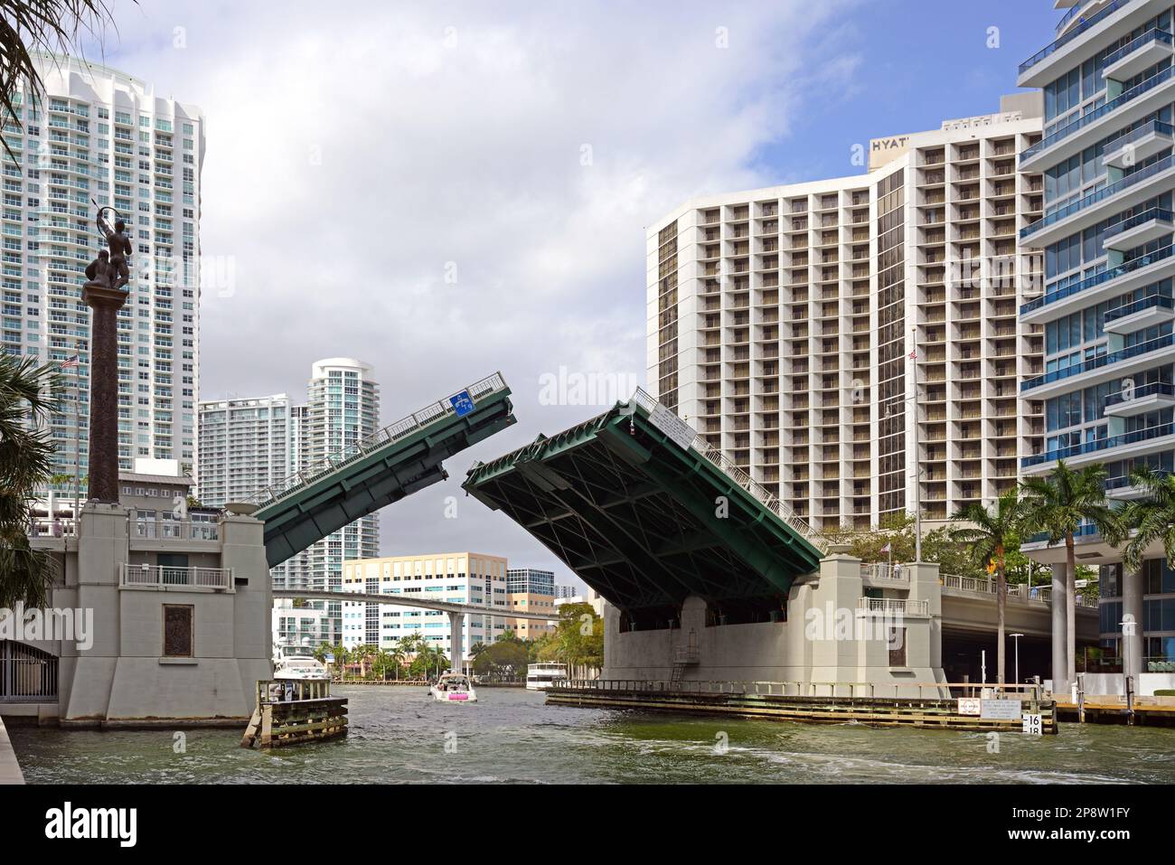 Brickell Avenue Bridge, bascule bridge over Miami River in Downtown