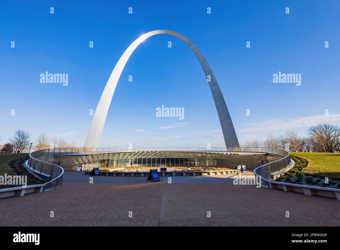 Sunny view gateway arch hi-res stock photography and images - Alamy