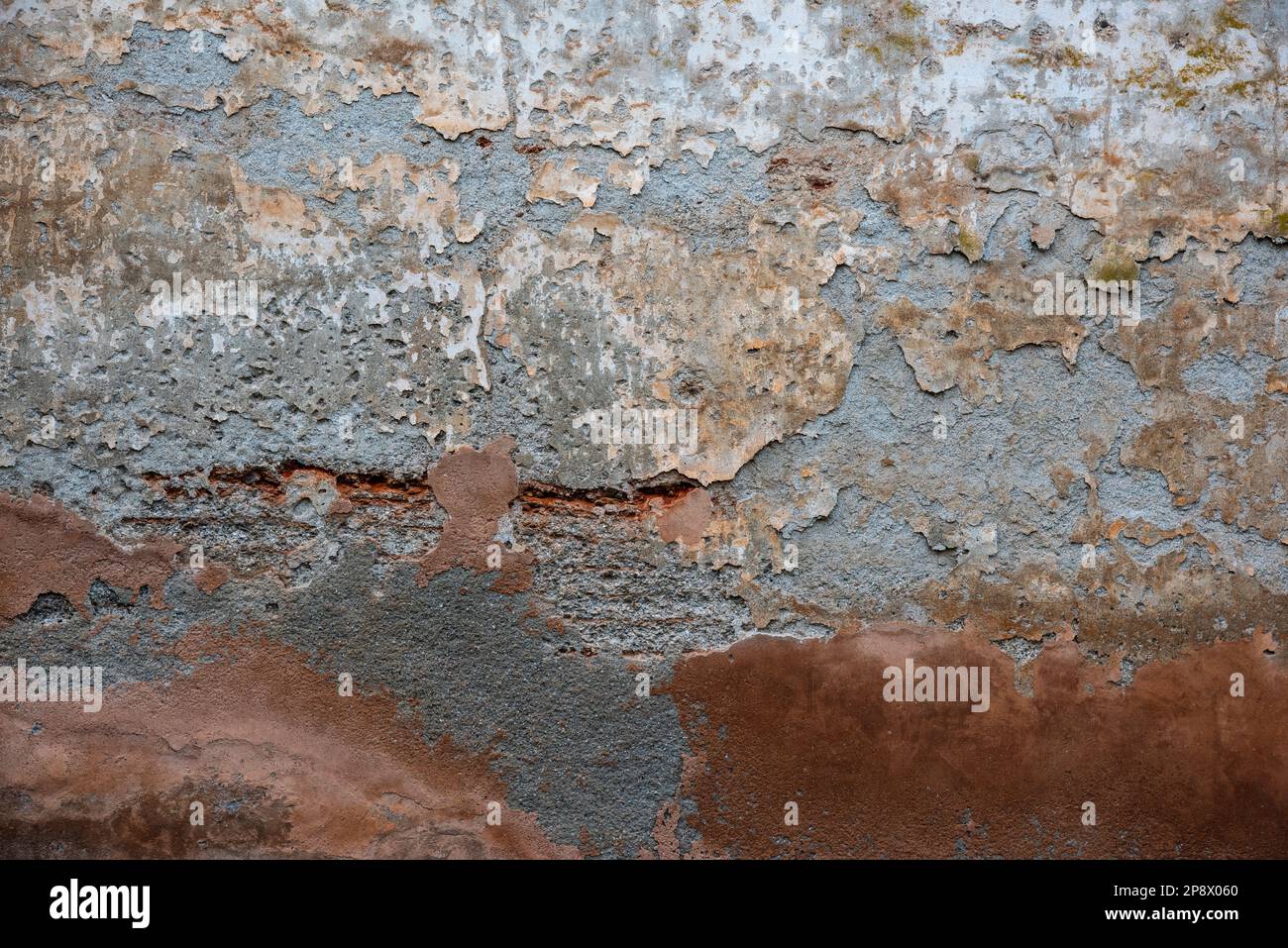 Detalle de un antiguo muro medieval hecho con piedras, ladrillos y otros materiales, textura Stock Photo