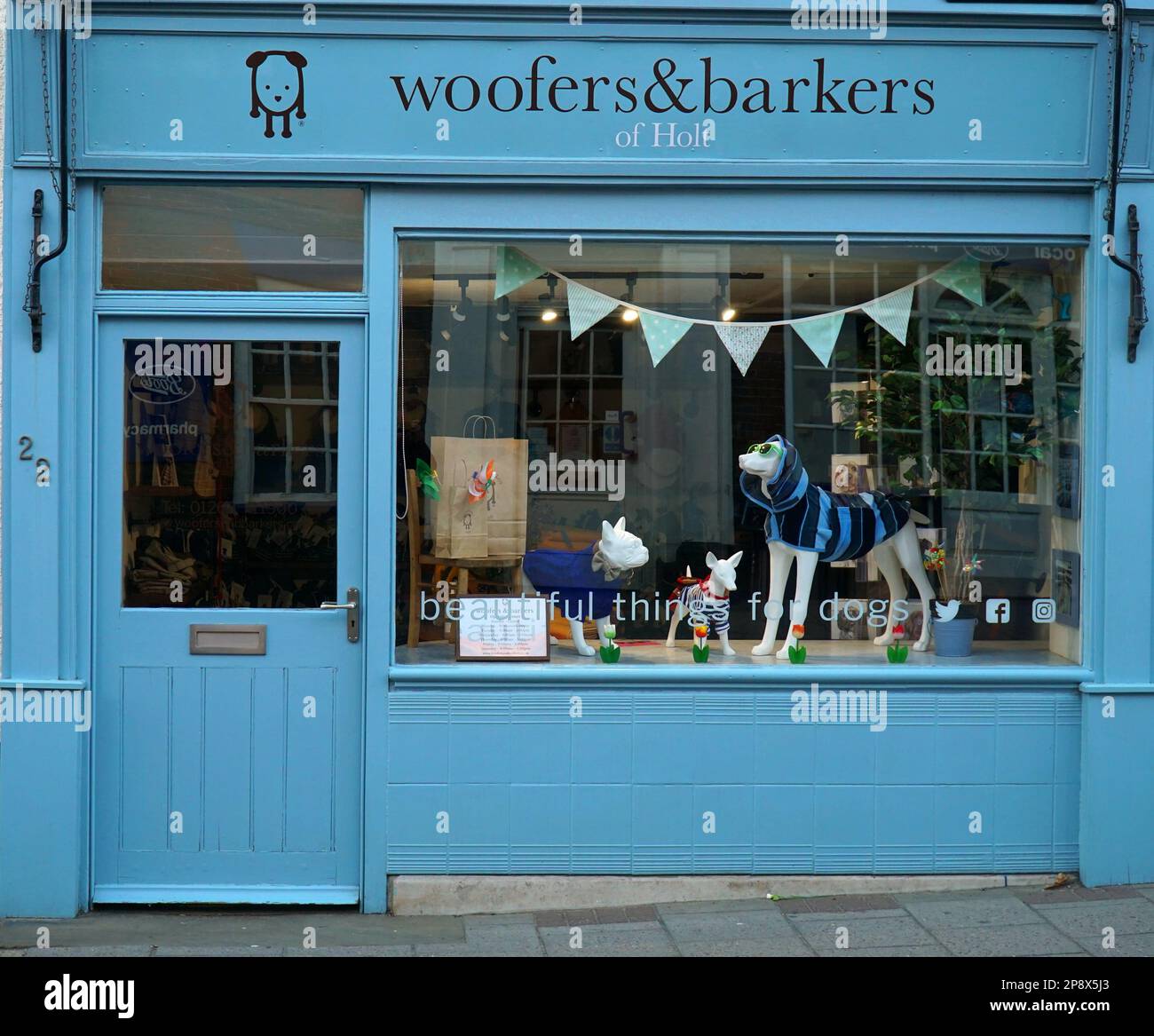 HOLT, NORFOLK, ENGLAND - JULY 14, 2022: Woofers and Barkers shop front of shop selling things for dogs. Stock Photo