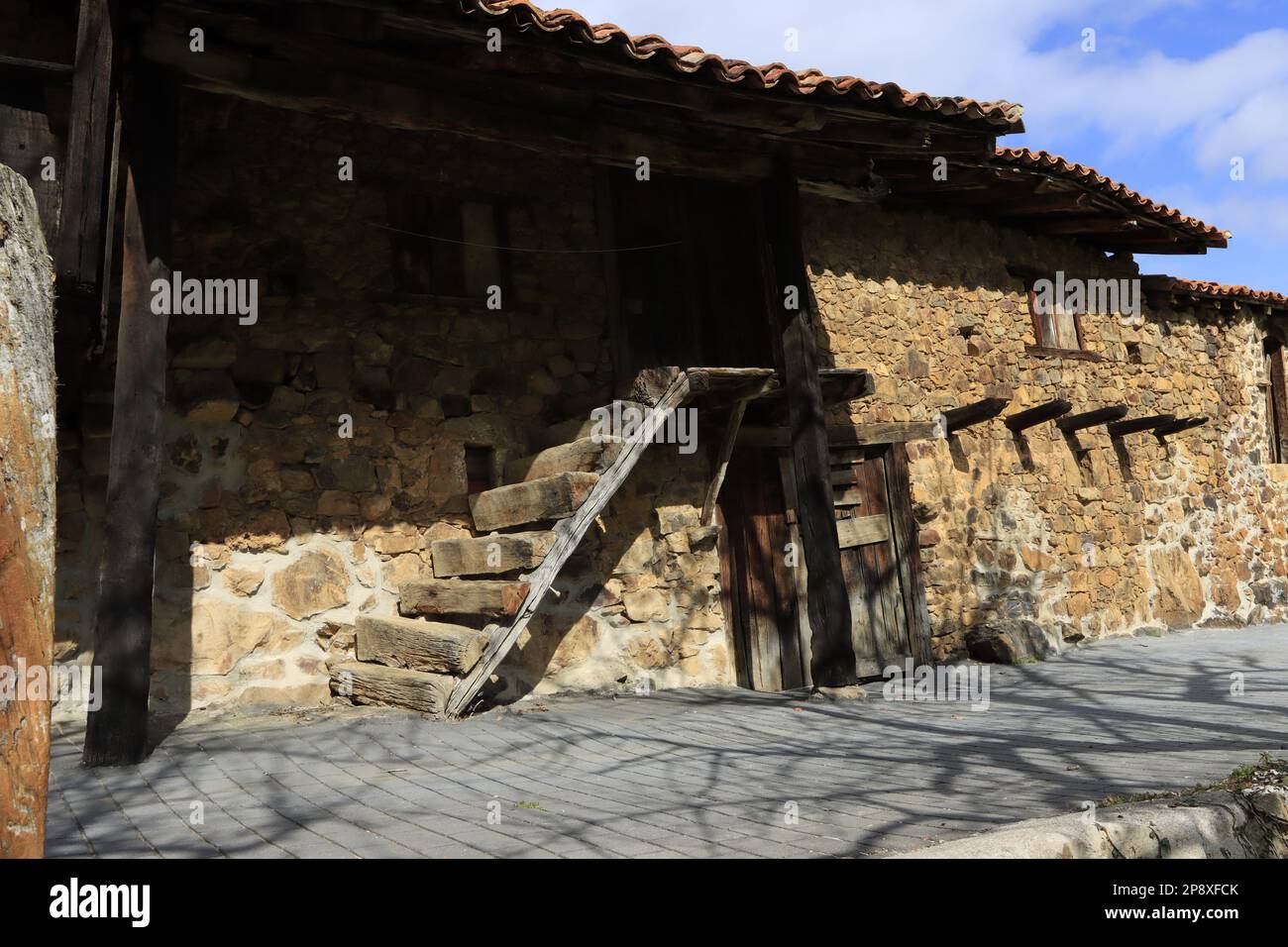 Arquitectura rural de piedra y madera en casas típicas del pueblo de Mogrovejo en Cantabria. Stock Photo