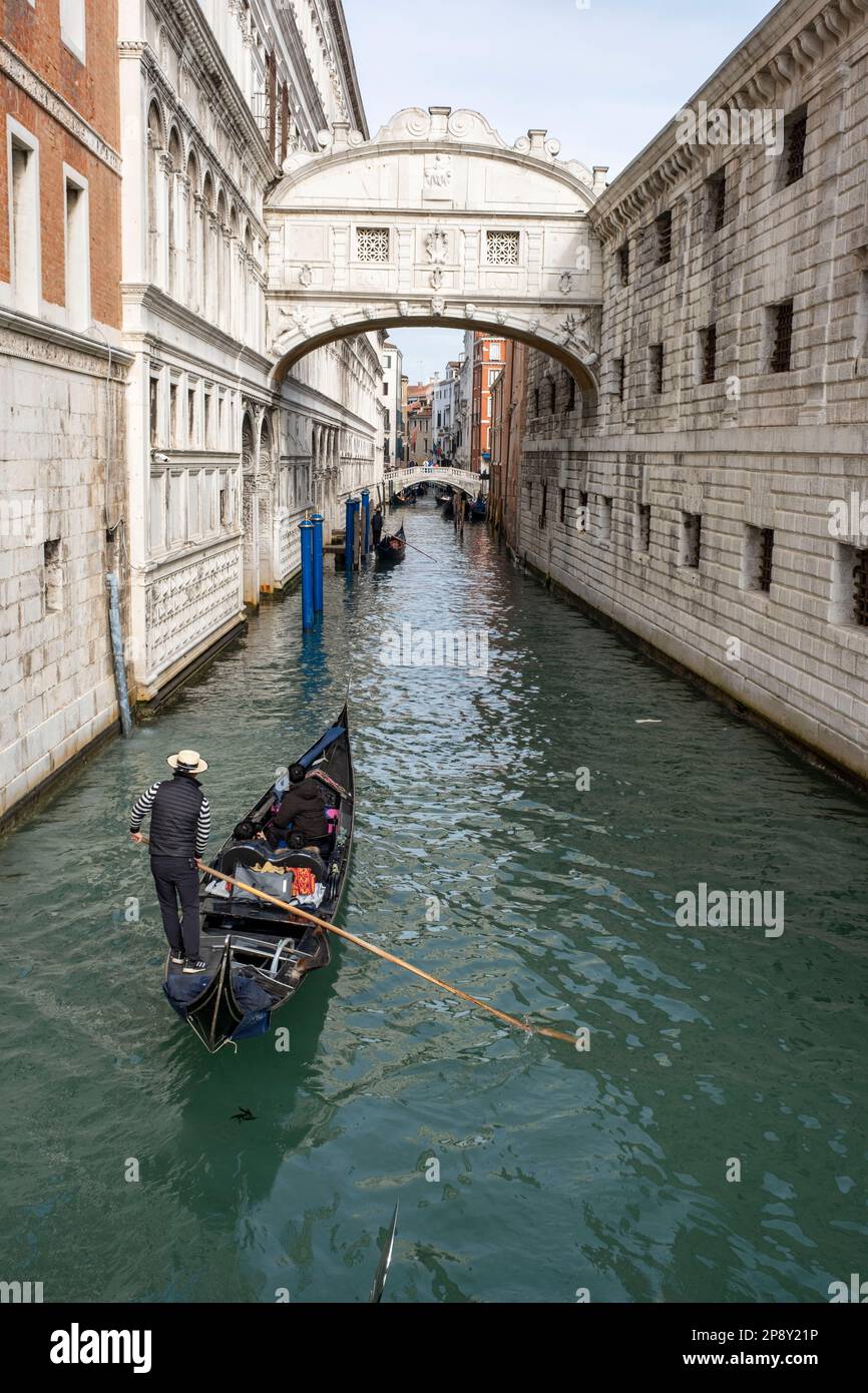 Gondoliers paddle their gondolas under the Ponte dei Sospiri (Bridge of Sighs) Venice, Italy Stock Photo