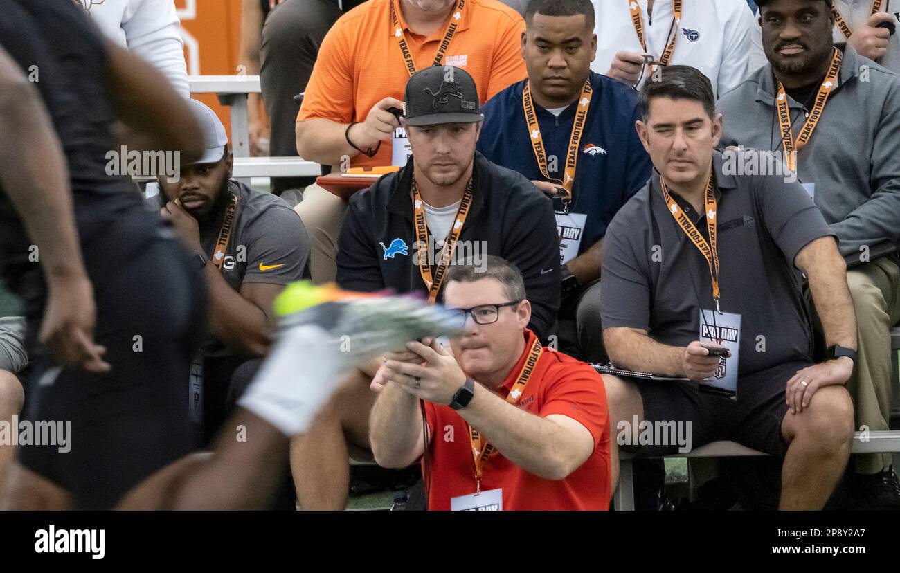 NFL scouts time Texas tight end Jahleel Billingsley during the 40-yard ...