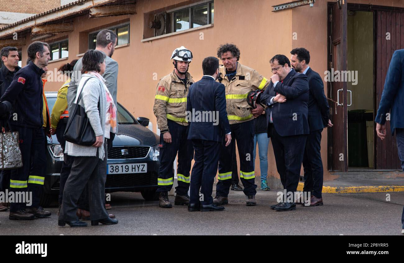 Suria, Spain. 09th Mar, 2023. President of the Generalitat de Catalunya, Pere Aragonès, talks to the firefighters who took part in the rescue of the three bodies in the Suria mine accident. On Thursday 9 March, at the Iberpotash mine in Suria, three people died at a depth of 900 metres after a landslide. Two of them were master's degree students at the Escola Politècnica Superior d'Enginyeria de Manresa. Credit: SOPA Images Limited/Alamy Live News Stock Photo