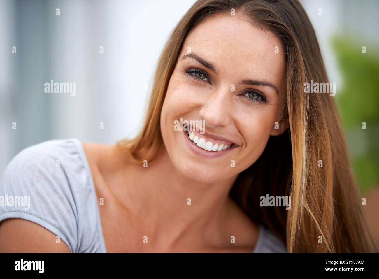 Smiling young woman green eyes hi-res stock photography and images - Alamy