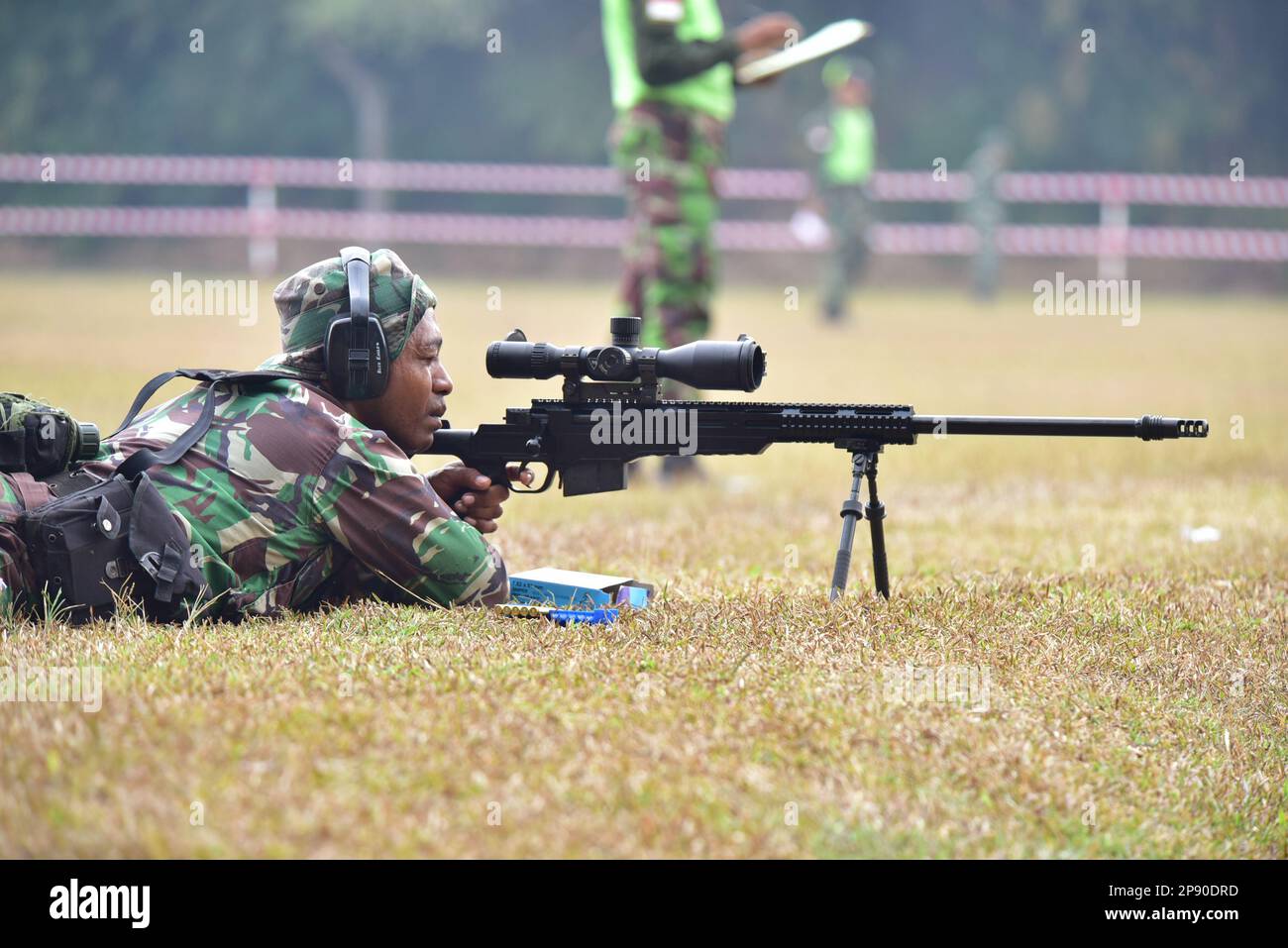 Soldiers aiming guns hi-res stock photography and images - Alamy