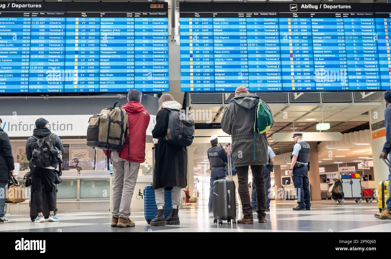 10 March 2023, Bavaria, MünchenFlughafen Passengers get information