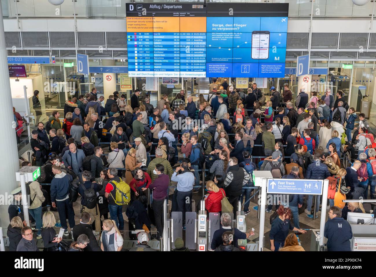 10 March 2023, Bavaria, MünchenFlughafen Passengers queue in the