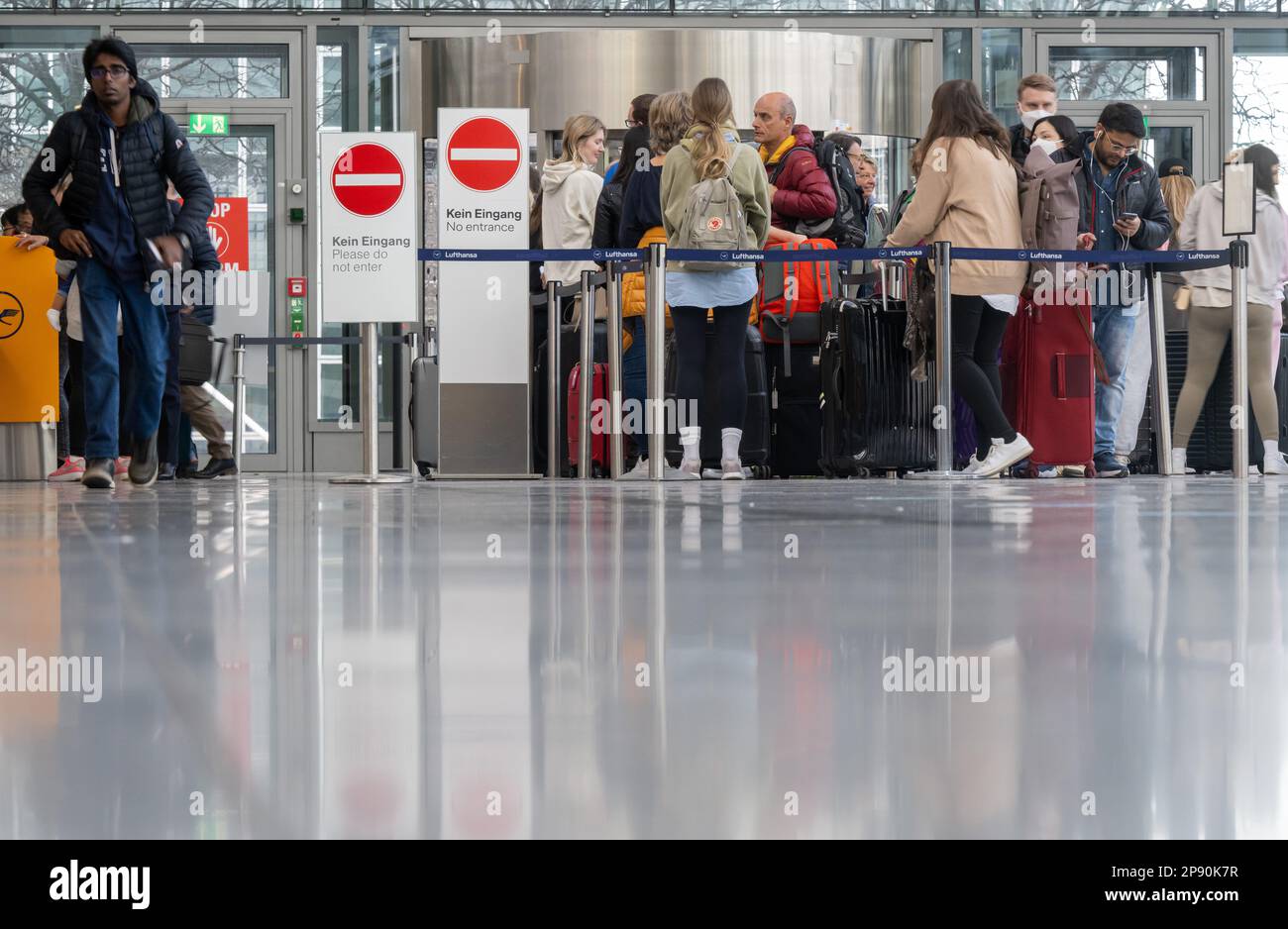 10 March 2023, Bavaria, MünchenFlughafen Passengers queue up at check
