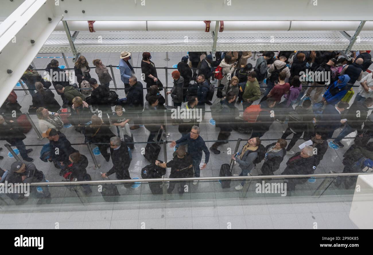 10 March 2023, Bavaria, MünchenFlughafen Passengers queue in the