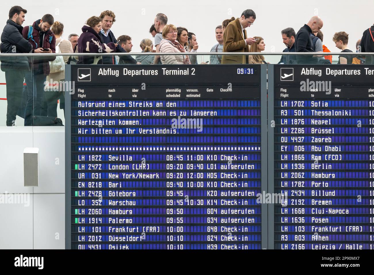 10 March 2023, Bavaria, MünchenFlughafen Passengers queue behind the