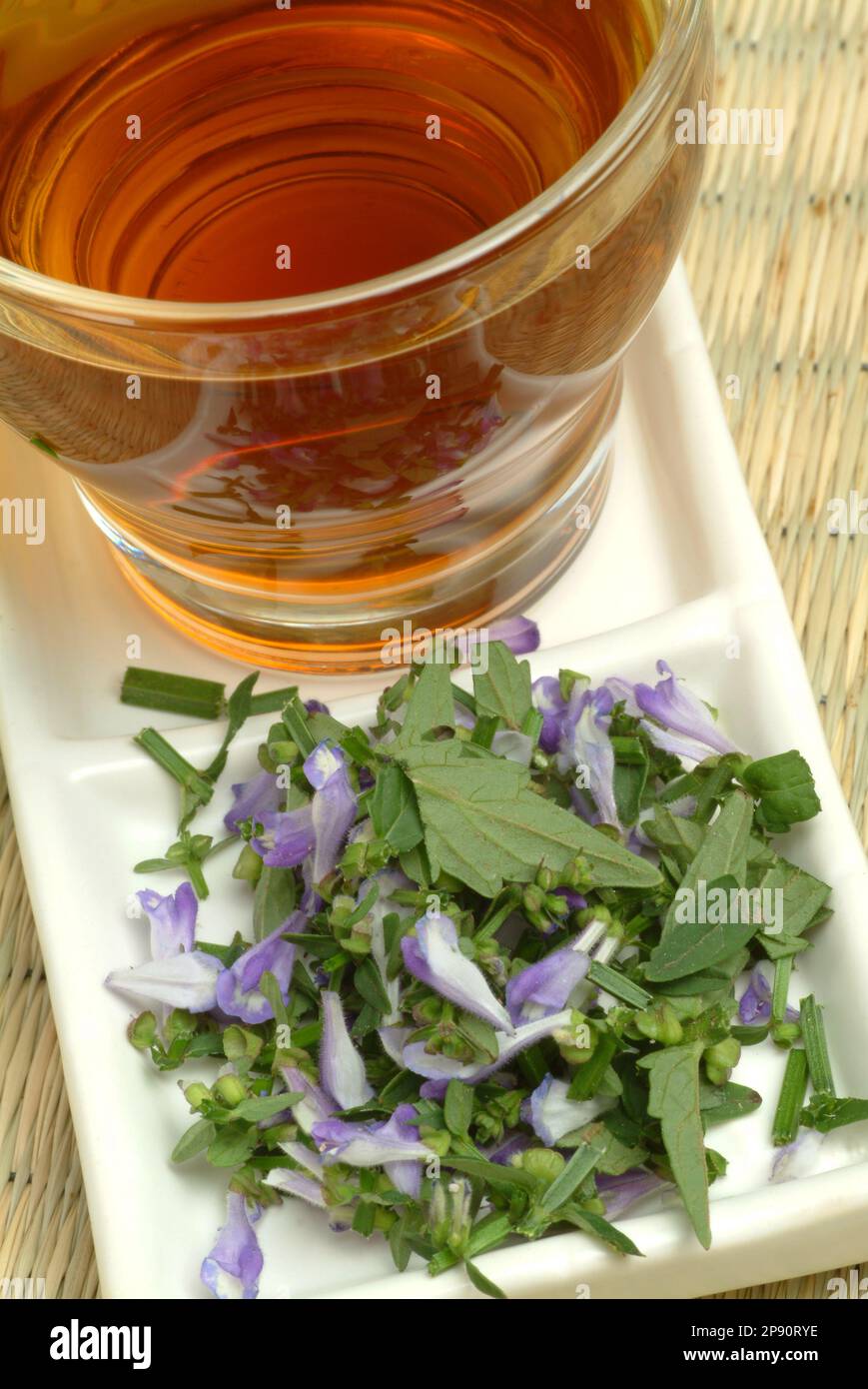 Tee aus Helmkraut, Heilpflanze, medizinische Verwendung, TCM, traditionelles chinesisches Heilmittel, Chinamedizin,  Heiltee, Kräutertee, Ban Zhi Lian Stock Photo