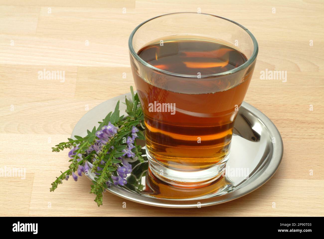 Tee aus Helmkraut, Heilpflanze, medizinische Verwendung, TCM, traditionelles chinesisches Heilmittel, Chinamedizin,  Heiltee, Kräutertee, Ban Zhi Lian Stock Photo