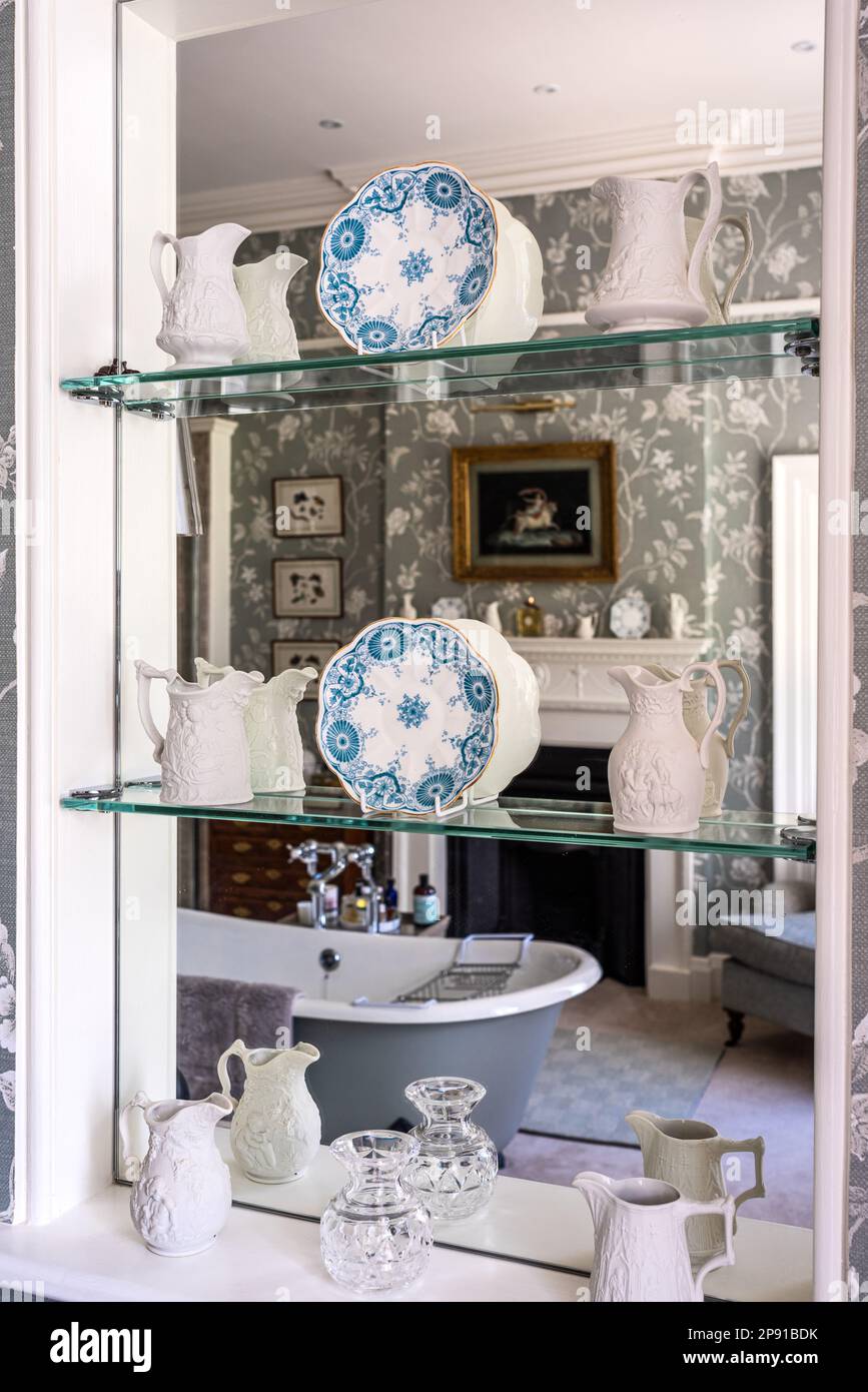 18th century english porcelain hi-res stock photography and images - Alamy