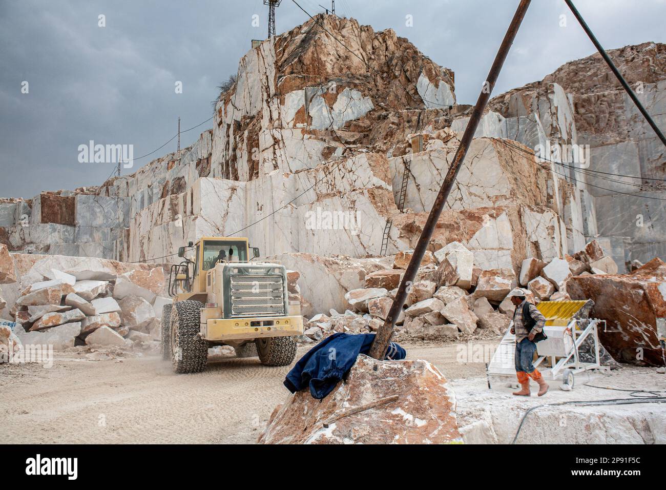 The pieces cut into blocks in the marble quarry are transferred by the