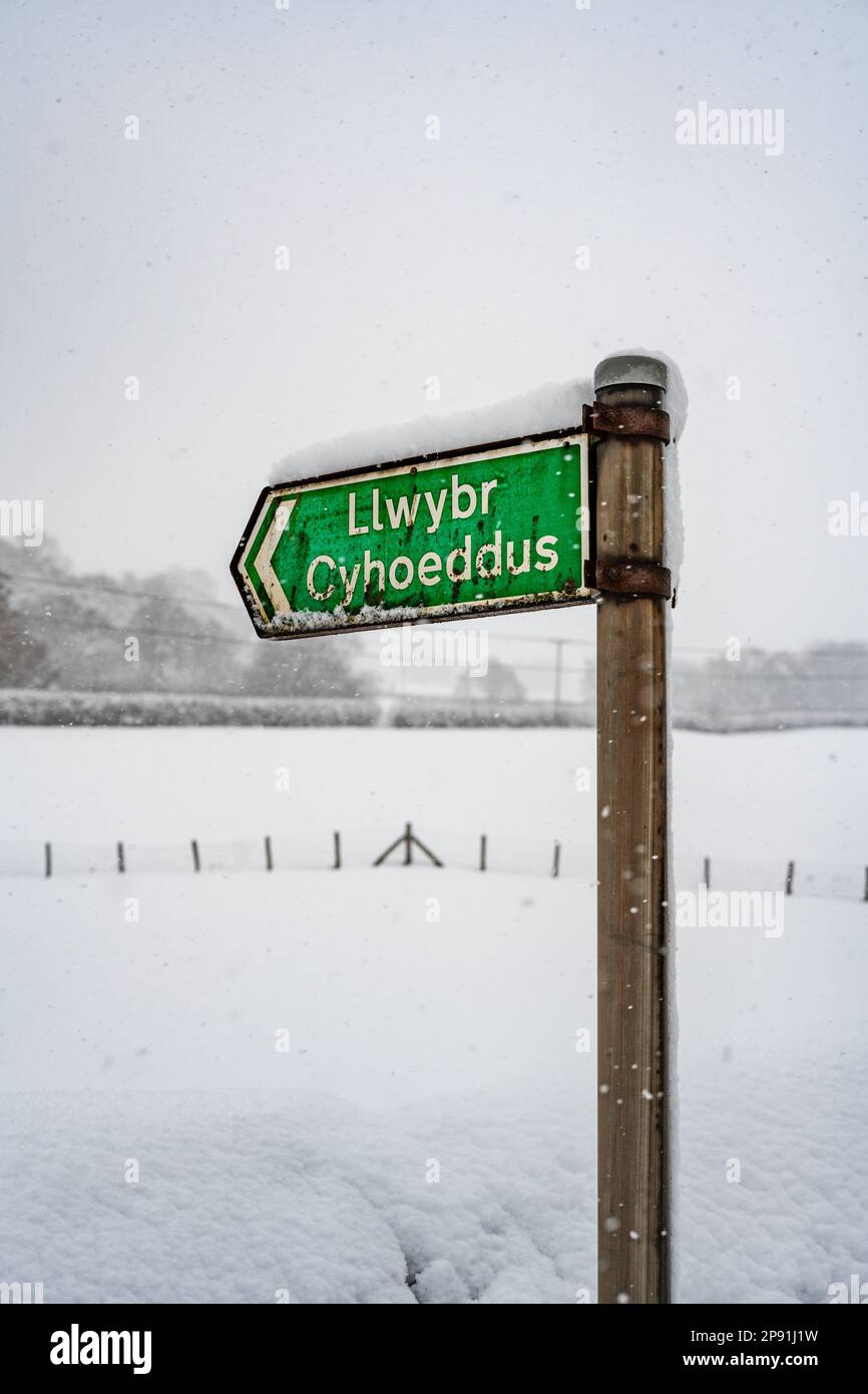 Welsh Signpost Welsh footpath signpost hi-res stock photography and images - Alamy