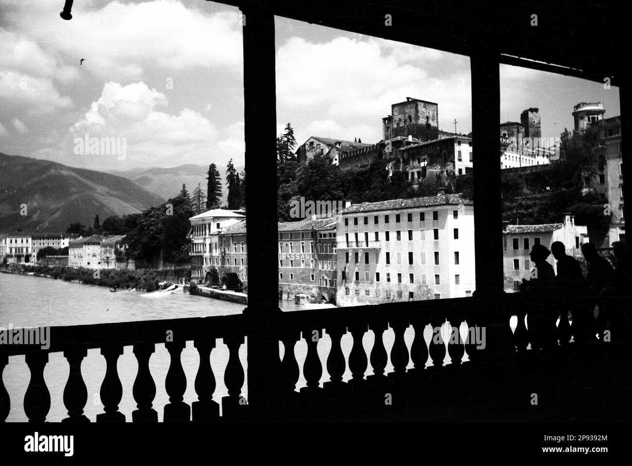 Bassano del Grappa - Ponte Vecchio e Fiume Brenta (anni 30) Stock Photo