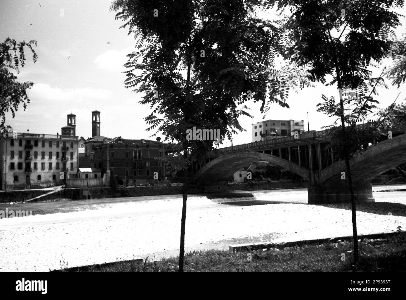 Bassano del Grappa Ponte Vecchio e Fiume Brenta (anni 30 Stock Photo