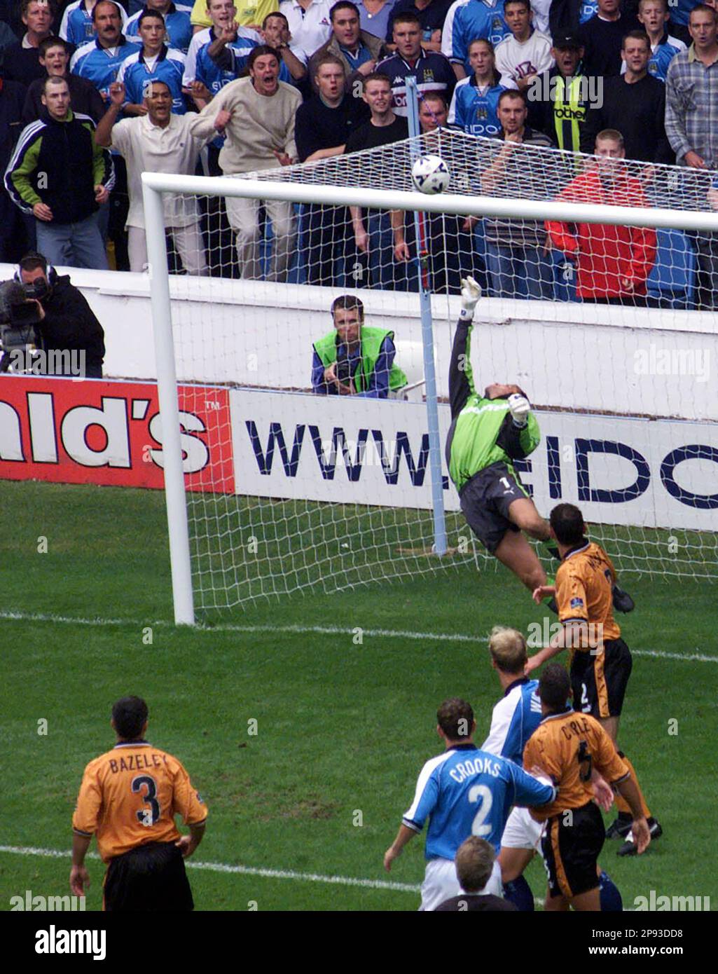 WOLVES KEEPER STOWELL MAKES A SAVE IN FIRST HALF PLAYING MANCHESTER CITY AT OLD MAINE RD STADIUM PREVIOUS HOME OF MANCHESTER CITY FOOTBALL CLUB 02/07/1999. PICTURE GARY ROBERTS Stock Photo