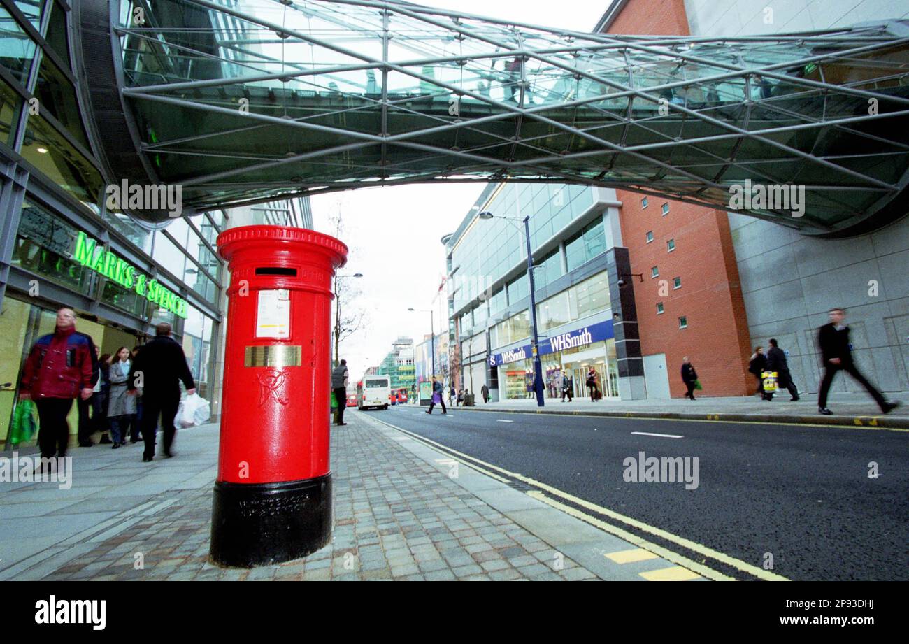 POST BOX IN ,CORPORATION STREET  MANCHESTER WHICH SURVIVED IRA BOMB (3,300-pound bomb)  BLAST IN JUNE 1996 OUTSIDE MARKS AND SPENCER IN MANCHESTER WHICH IS JOINED TO THE ARNDALE CENTRE BY A TUNNEL WALKWAY. At the time, England was hosting the Euro '96 football championships and a Russia vs. Germany match was scheduled to take place in Manchester the following day.Most of the rebuilding work was completed by the end of 1999.THE POST BOX WAS REMOVED AFTER THE BOMB BUT RETURNED AFTER THE REBUILD IN NOVEMBER 22ND 1999. PICTURE GARY ROBERTS/WORLDWIDEFEATURES.COM Stock Photo