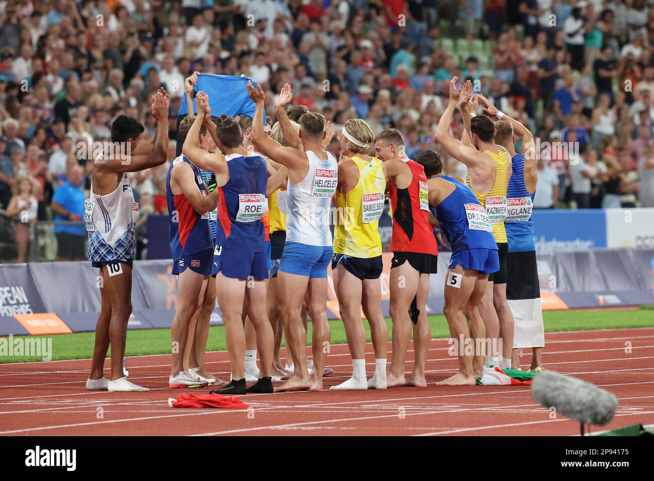 Arthur ABELE walking through a guard of honour of the other decathletes ...