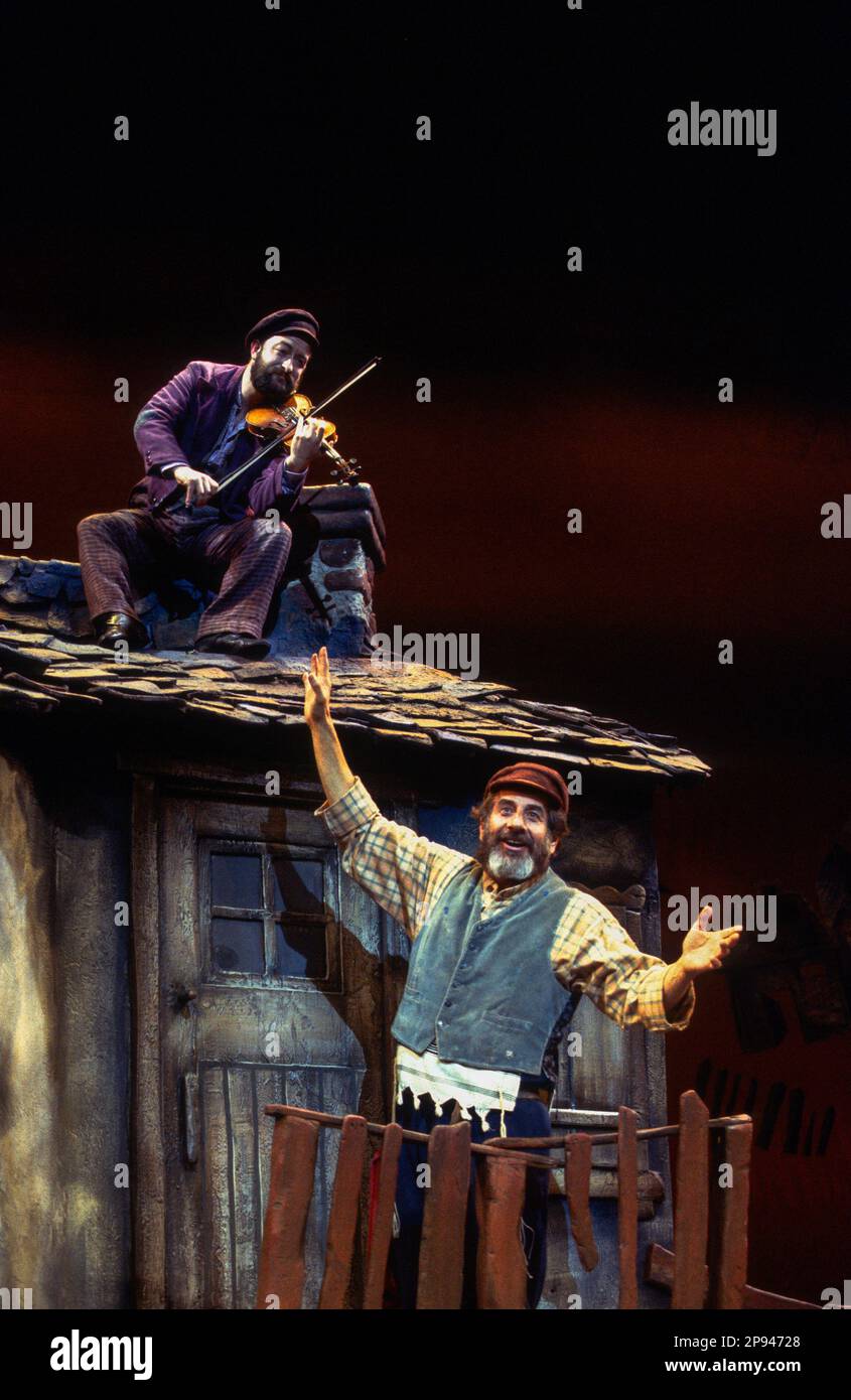 Topol (Tevye) in FIDDLER ON THE ROOF at the London Palladium, London W1  28/06/1994  music: Jerry Bock  lyrics: Sheldon Harrick  book: Joseph Stein  set design: Boris Aronson  costumes: Patricia Zipprodt  lighting: Nick Richings  choreography & direction: Sammy Dallas Bayes after Jerome Robbins Stock Photo