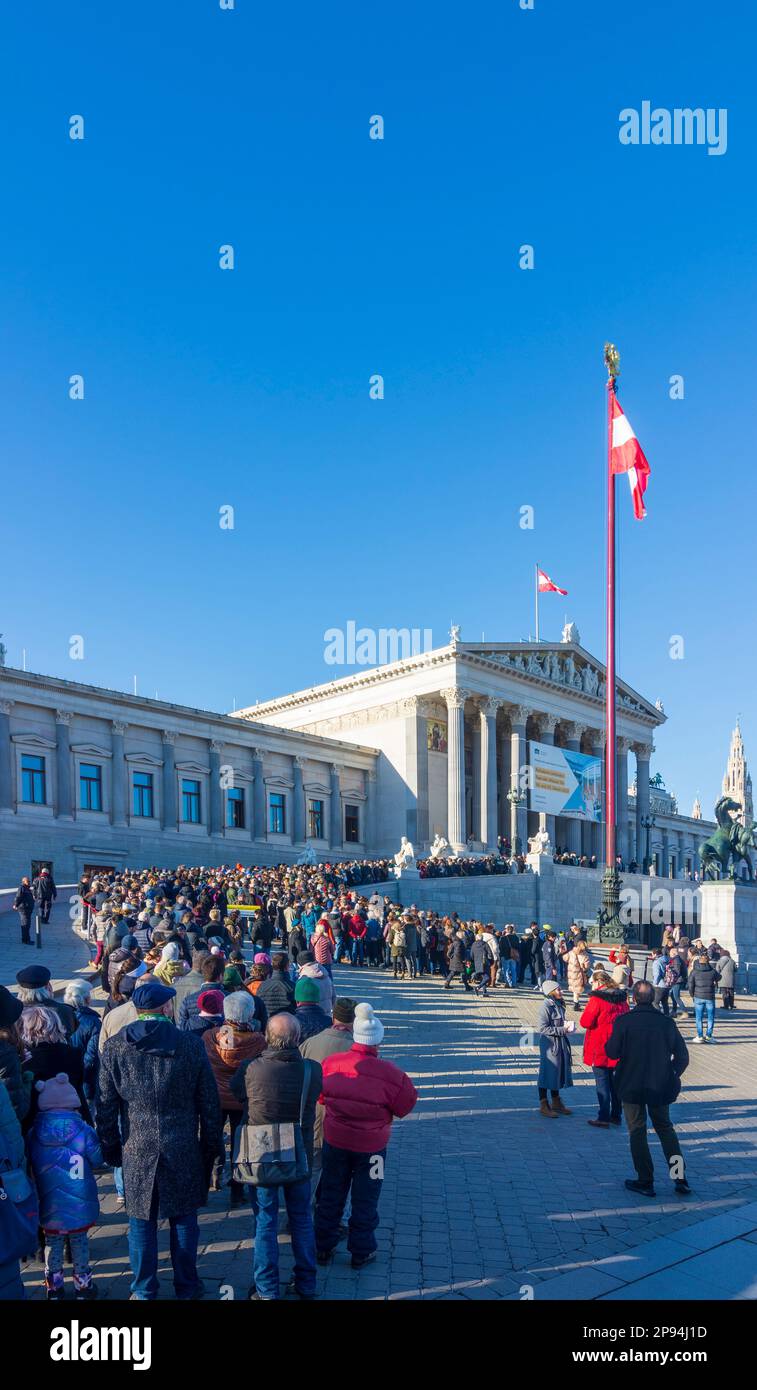 Vienna, people line up waiting in front of new opened Austrian parliament at open day 'Tag der offenen Tür' in 01. Old Town, Wien, Austria Stock Photo