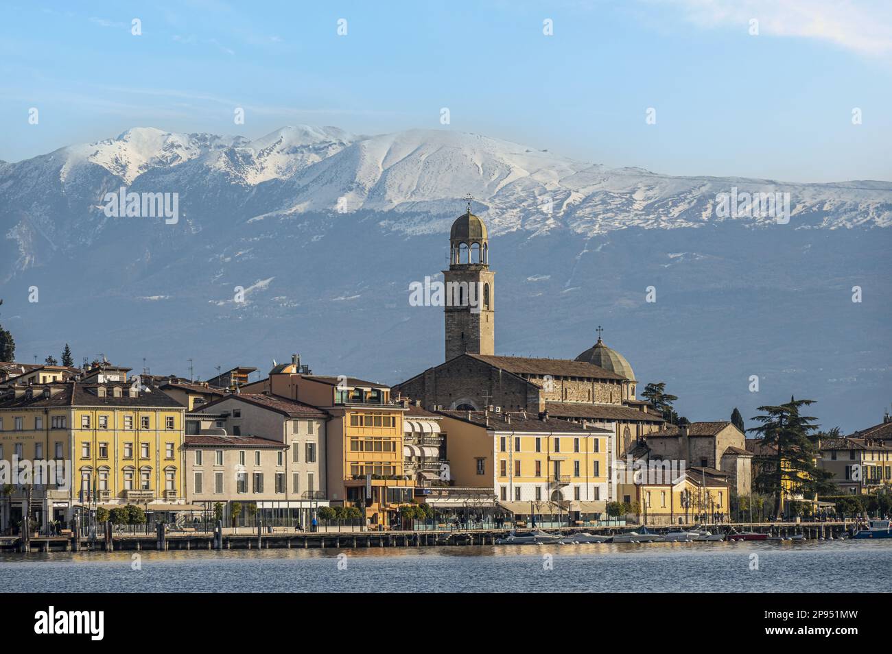 Salò. Italy - 02-11-2023: The beautiful lakeside of Salò with the Lake ...