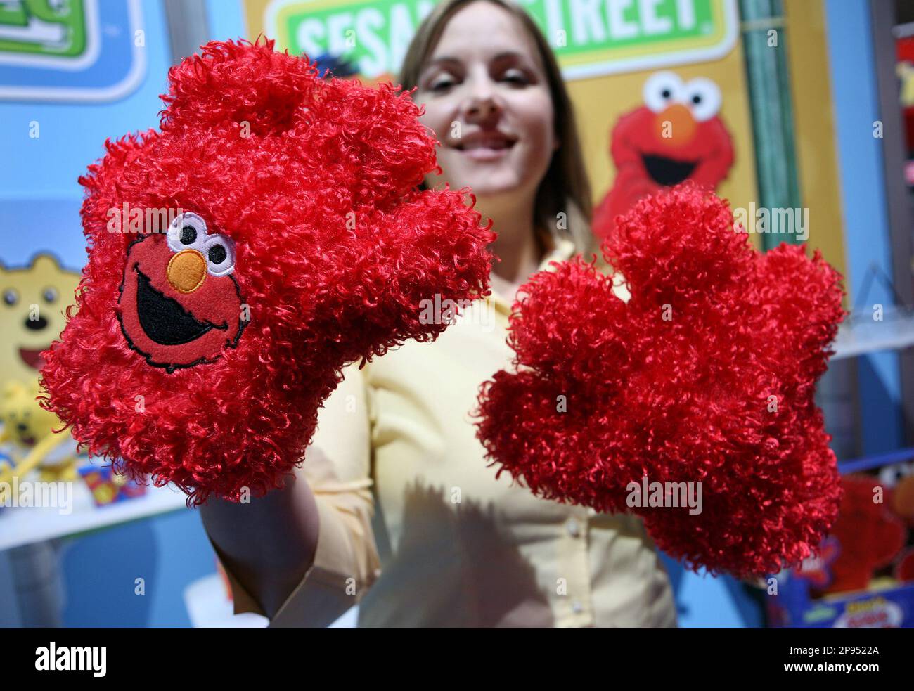 Elmo store tickle hands