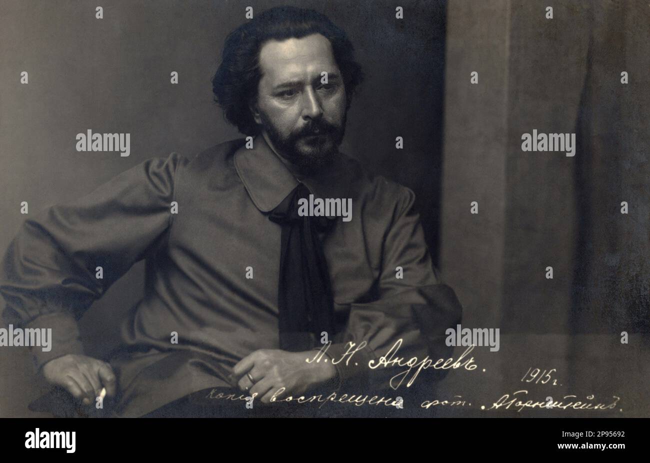 1915 : The russian writer and playwright LEONID Nikolaevic ANDREEV ( Orel 1871 - Mustamaggi 1919 ) , close friend of writer  Maksim Gorkij  ( 1868 - 1936 ) - ANDREYEV - ANDREIYEV - portrait - ritratto - baffi - moustache - barba - beard - cravatta - tie  - LETTERATO - SCRITTORE - LETTERATURA -  Literature - PORTRAIT - RITRATTO  - POET - POETA - POESIA - POETRY - cigarette - sigaretta - fumo - smoke ---- Archivio GBB Stock Photo