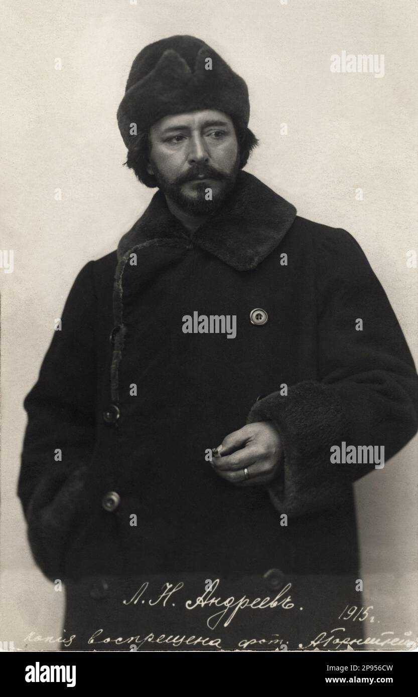 1915 : The russian writer and playwright LEONID Nikolaevic ANDREEV ( Orel 1871 - Mustamaggi 1919 ) , close friend of writer  Maksim Gorkij  ( 1868 - 1936 ) - ANDREYEV - ANDREIYEV - portrait - ritratto - baffi - moustache - barba - beard - cravatta - tie  - LETTERATO - SCRITTORE - LETTERATURA -  Literature - PORTRAIT - RITRATTO  - POET - POETA - POESIA - POETRY - fur - pelliccia - cappotto - coat - sigaretta - cigarette - fumo - smoke ---- Archivio GBB Stock Photo