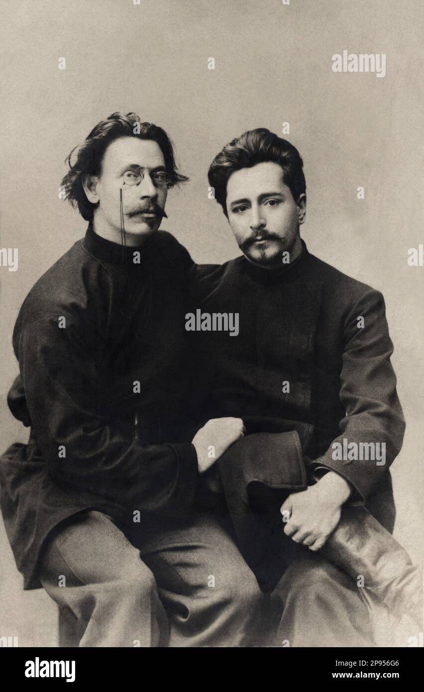 1890 ca , Moskow , Russia : The russian writer and playwright LEONID Nikolaevic ANDREEV ( 1871 -  1919 ) , close friend of writer  Maksim Gorkij  ( 1868 - 1936 ) . In this photo with friend and collaborator writer STEFAN SKITALETC ( born Stepan Gavrilovic Petrov , Syzran' 1869 - 1941 ) . - ANDREYEV - ANDREIYEV - Nikolaevic - portrait - ritratto - baffi - moustache - barba - beard - friends - amici - abbraccio - embrace  - LETTERATO - SCRITTORE - LETTERATURA -  Literature - PORTRAIT - RITRATTO  - POET - POETA - POESIA - POETRY - Stepan - Stephan - Skitalect - TEATRO - THEATRE - THEATER  ---- Ar Stock Photo