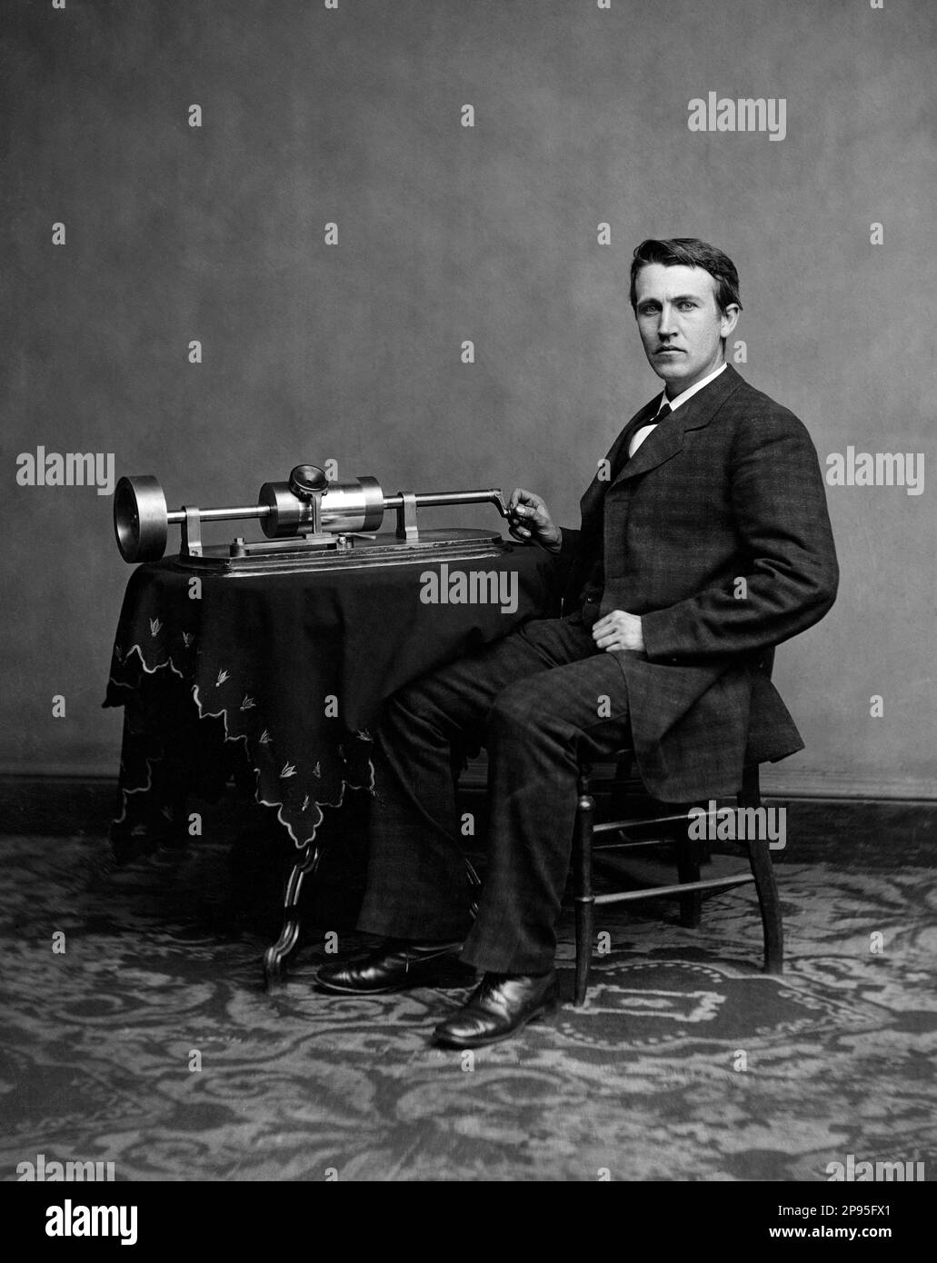1878 , USA : The american  inventor and businessman THOMAS ALVA EDISON  ( February 11, 1847 – October 18, 1931 ) with his first and his early phonograph . Photo by Levin C. Handy . - foto storiche - foto storica  - scienziato - scientist  - portrait - ritratto  - engraving - incisione  - CHIMICO - CHEMISTRY - CHIMICIAN - FOTOGRAFO - FOTOGRAFIA - PHOTOGRAPHER - PHOTOGRAPHY - SCIENZIATO - SCIENTIST  - GRAMMOFONO ----  Archivio GBB Stock Photo
