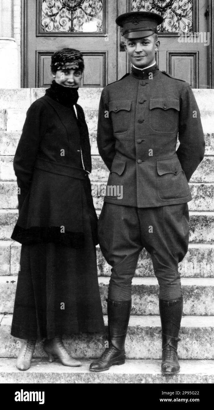 The future President of the United States and Dwight D. Eisenhower  ( 1890 - 1969 ) with wife Mamie Eisenhower on the front steps of St. Louis Hall (St. Mary's University), San Antonio, Texas 1916 - Presidente della Repubblica - USA - ritratto - portrait - military uniform - divisa uniforme militare - hat - cappello - collar - colletto  - UNITED STATES  - STATI UNITI  ----  Archivio GBB Stock Photo