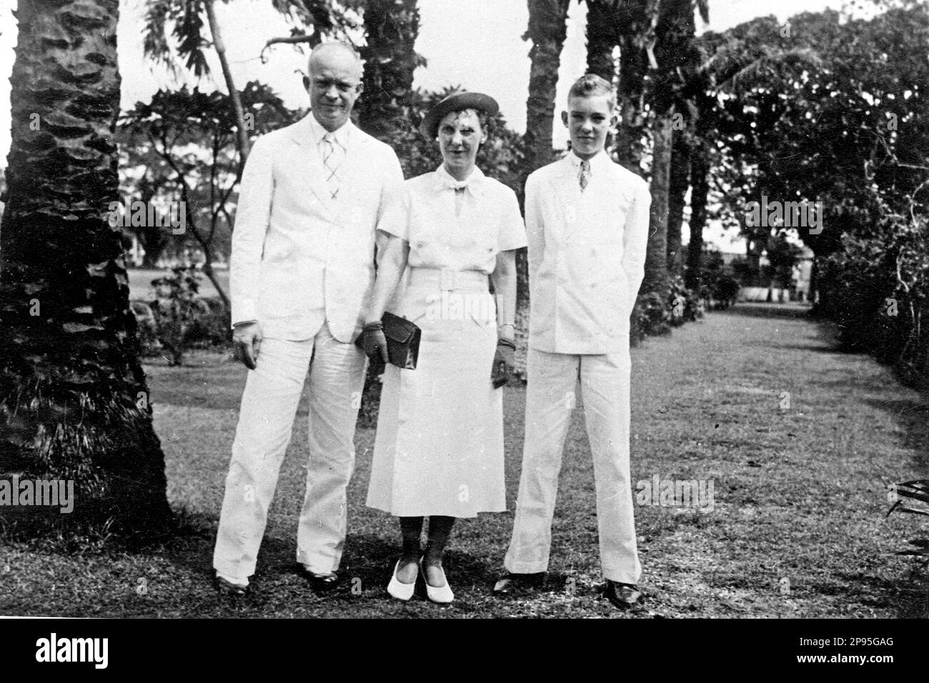 1930's , Malecón in Manila , Philipphines : The future President of the United States and Dwight D. Eisenhower  ( 1890 - 1969 ) with wife Mamie Eisenhower and son John Eisenhower  ( 1922 - 2013 ) . - Presidente della Repubblica - USA - ritratto - portrait - FAMILY - FAMIGLIA - FILIPPINE - UNITED STATES  - STATI UNITI  - family - famiglia ---  Archivio GBB Stock Photo