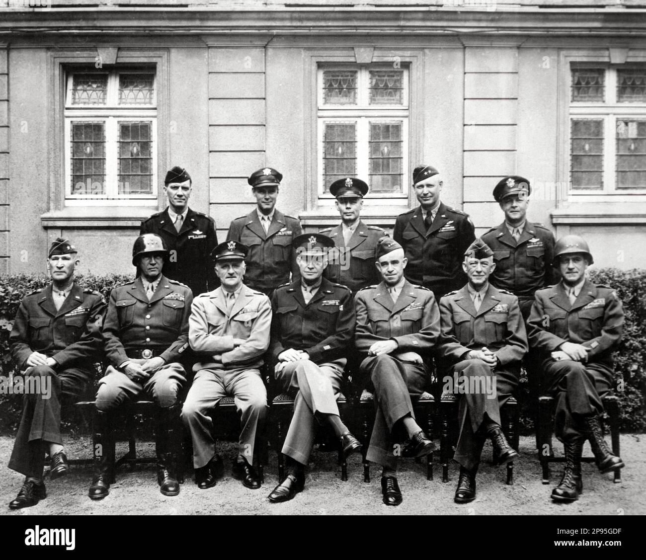 1945 , USA : The future President of the United States and Dwight D. Eisenhower ( 1890 - 1969 ) in center of this photo. Senior American military officials of World War II. Seated are (from left to right) Gens. William H. Simpson, George S. Patton , Carl A. Spaatz, Dwight D. Eisenhower , Omar Bradley , Courtney H. Hodges , and Leonard T. Gerow ; standing are (from left to right) Gens. Ralph F. Stearley , Hoyt Vandenberg , Walter Bedell Smith, Otto P. Weyland  and Richard E. Nugent . - Presidente della Repubblica - USA - ritratto - portrait - military uniform - divisa uniforme militare -WW2 - S Stock Photo