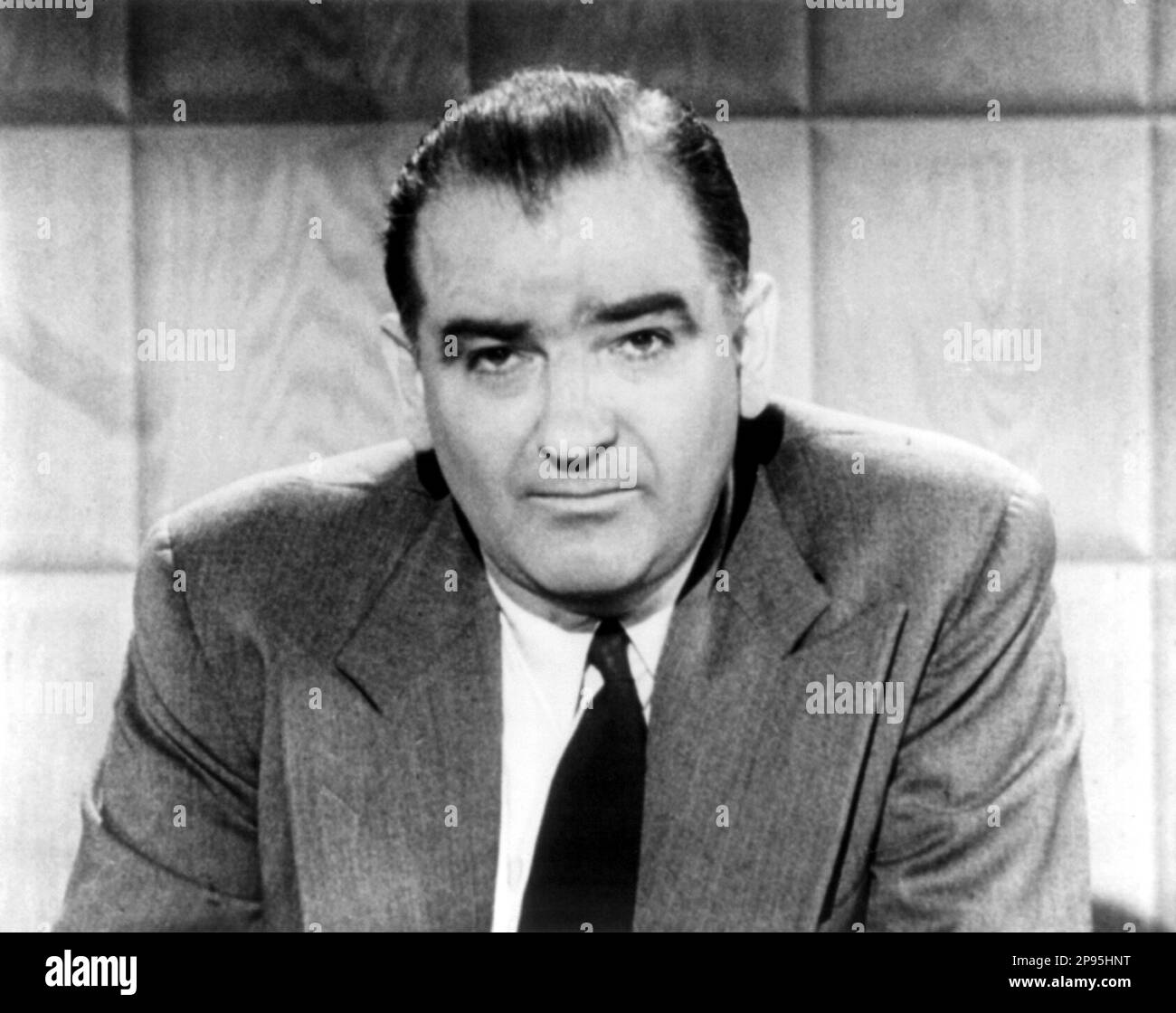 1954 , USA : Senator JOSEPH McCARTHY ( 1908 –  1957 ) was a Republican U.S. Senator from the state of Wisconsin between 1947 and 1957 . Beginning in 1950, McCarthy became the most visible public face of a period of extreme anti-communist suspicion inspired by the tensions of the Cold War. He was noted for making unsubstantiated claims that there were large numbers of Communists and Soviet spies and sympathizers inside the federal government. - McCarthyism - Senatore - MACCARTISMO - USA - ritratto - portrait - cravatta - tie - collar - colletto  - UNITED STATES  - STATI UNITI  - GUERRA FREDDA Stock Photo