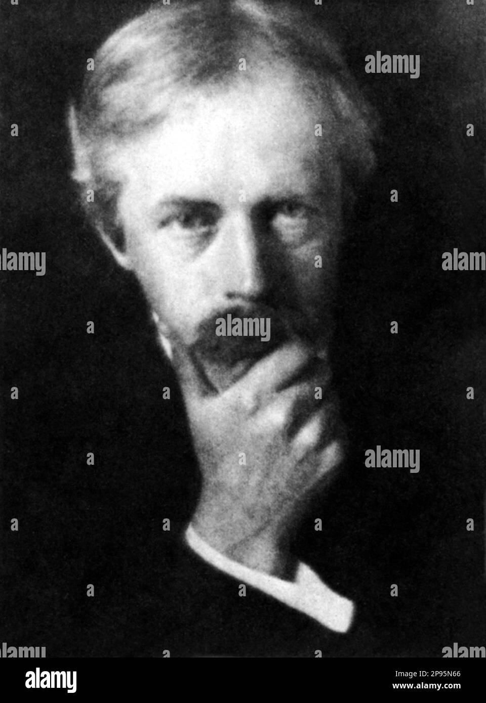 1906 , GREAT BRITAIN  : The british poet , critic and writer Arthur William Symons ( 1865 -  1945 ) author of book THE SYMBOLIST MOVEMENT IN LITERATURE ( 1899 ) . Friend of irish poet William Butler Yeats  ( 1865 - 1939 ).   - SCRITTORE - LETTERATURA - LITERATURE - letterato - POETA - POESIA - POETRY  - SIMOLISMO - ritratto  - thinker - pensatore - moustache - baffi ----  Archivio GBB Stock Photo